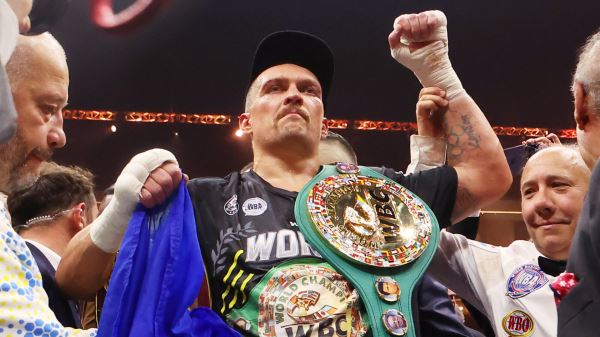 Боксер Усик освободил три чемпионских пояса